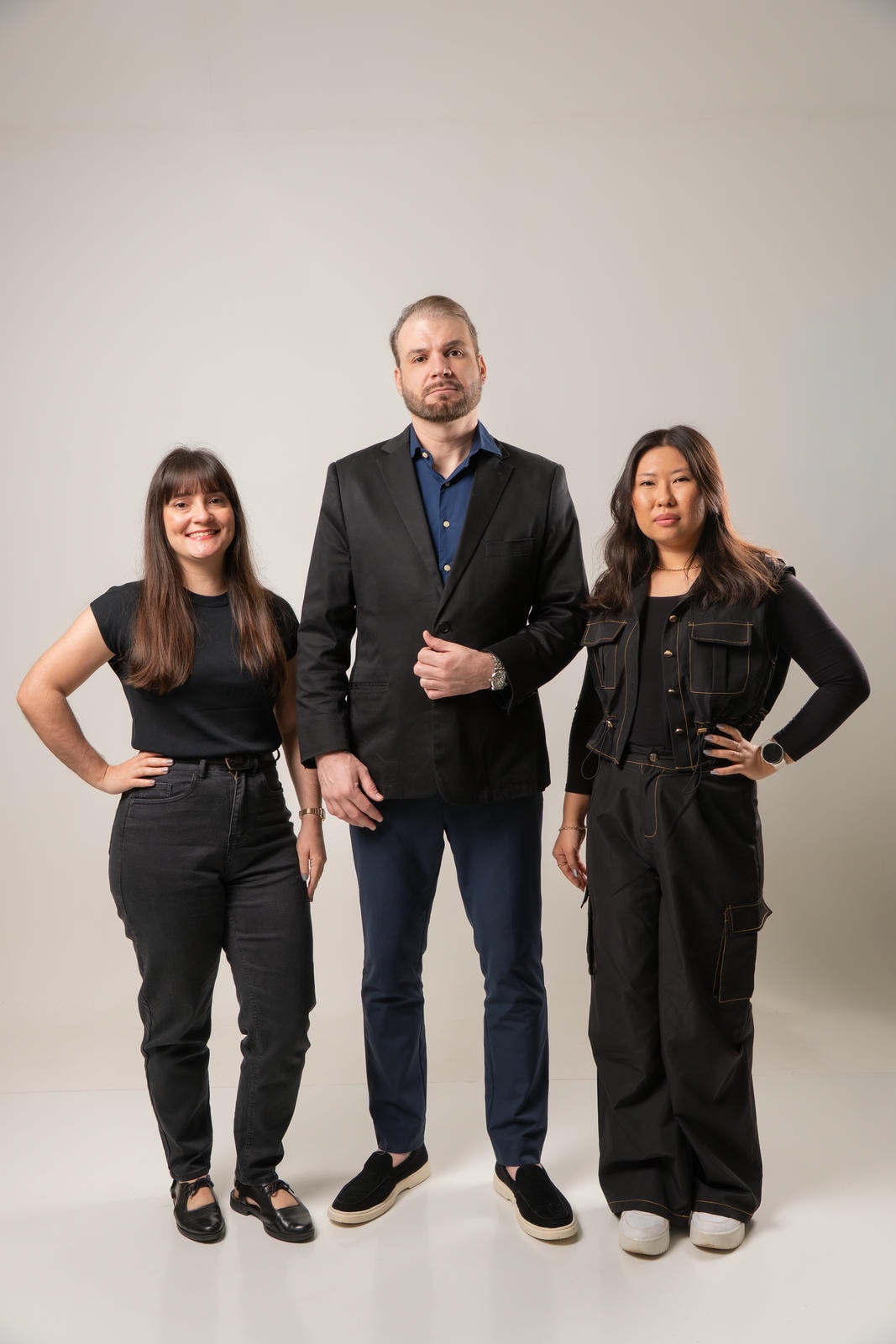 Romulo Scandelai com as coordenadoras Isabel Matos e Joyce Ito, em pé