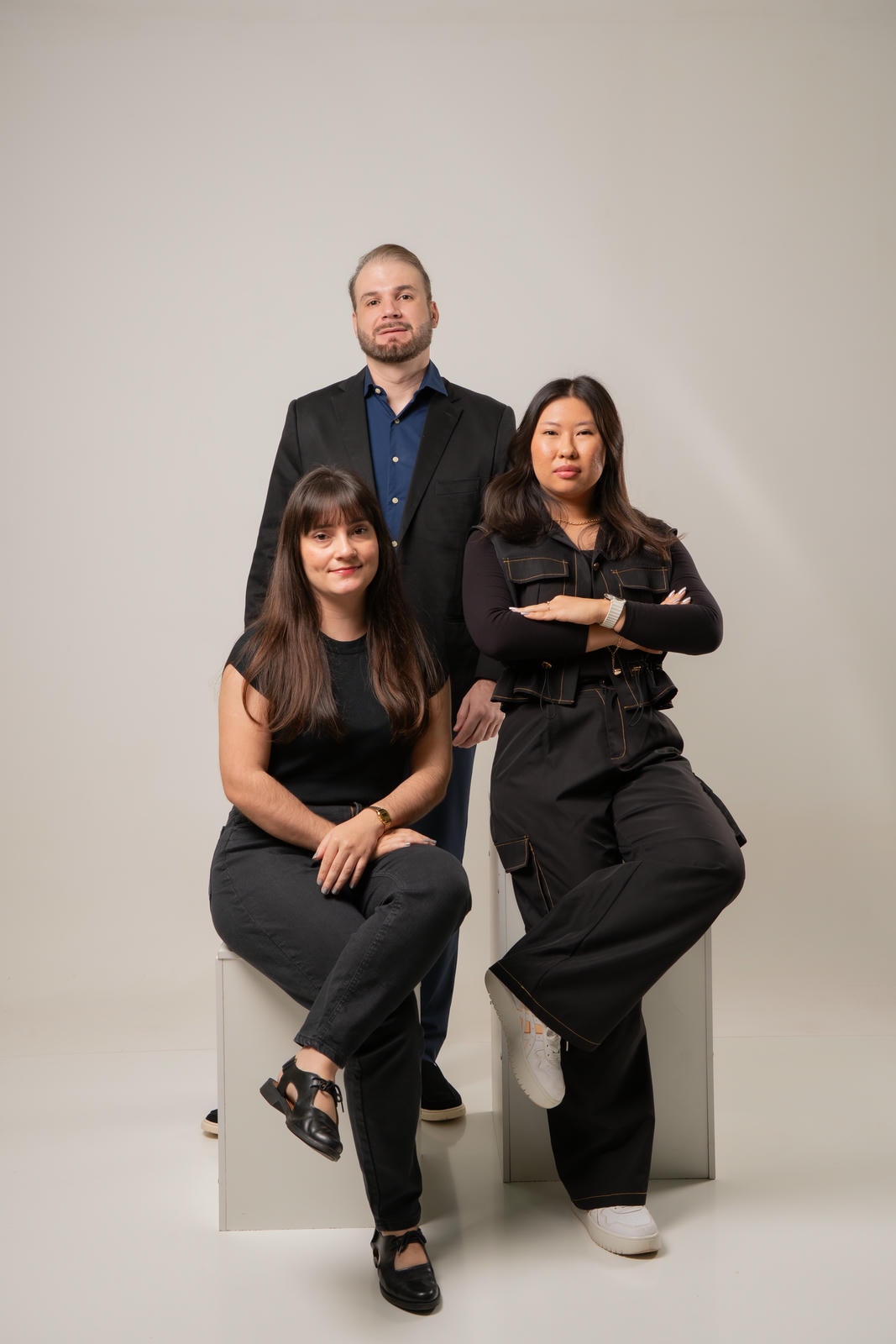 Romulo Scandelai com Isabel Matos e Joyce Ito, sentadas à frente